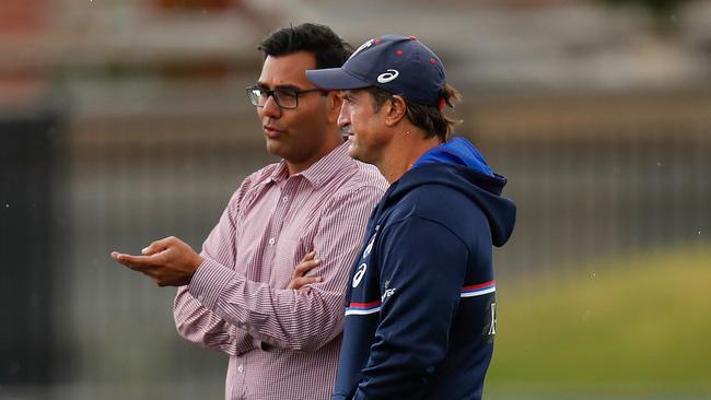 Bulldogs CEO Ameet Bains (L) talks to Luke Beveridge.