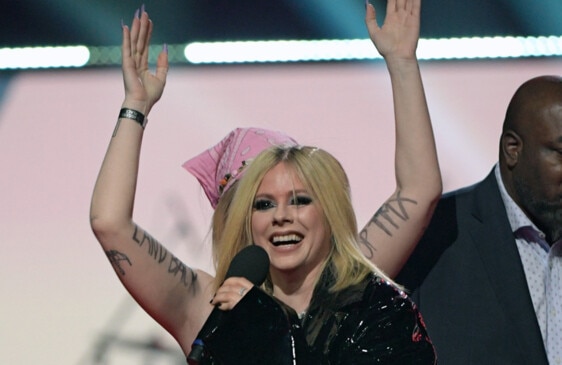 Avril Lavigne Came Face To Face With Topless Stage Invader At Juno Awards The Courier Mail
