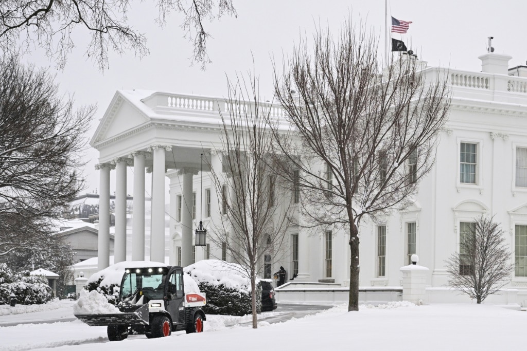 Eastern US hunkers down in major winter storm