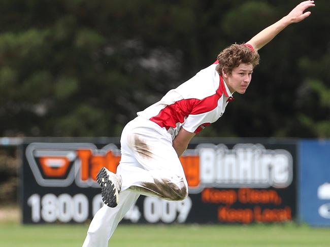 Aaron Paterson bends his back for Romsey Picture: Hamish Blair