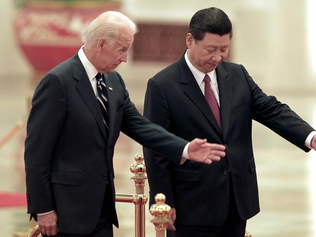 Chinese Vice President Xi Jinping (R) invites US Vice President Joe Biden to view an honour guard during a welcoming ceremony at the Great Hall of the People in Beijing, 18/08/2011 after Biden met with the man expected to be named as successor to President Hu next year under pressure to revive the image of the United States after the world's largest economy came close to a disastrous default on its debts earlier this month and suffered a historic credit rating downgrade.