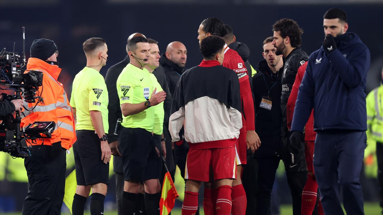 Last-Minute Drama in PL Derby: Reds Concede 98th-Minute GoalThree Red Cards Issued, Including Coach, in Fiery Match