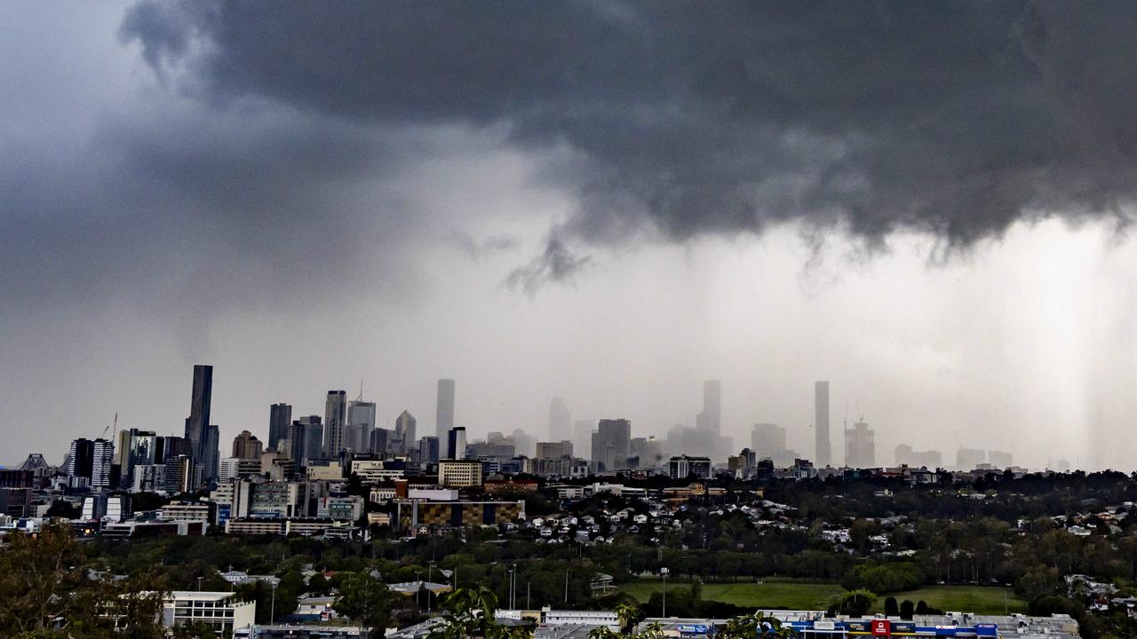 Warning as 1000km storm front moves across Qld