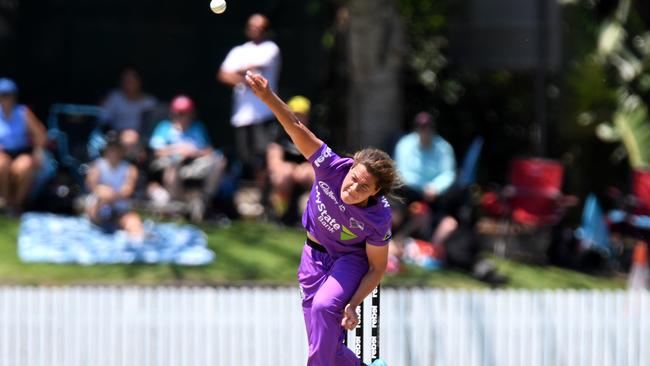 BRISBANE, AUSTRALIA — OCTOBER 26: Belinda Vakarewa of the Hurricanes bowls during the Women's Big Bash League match between the Adelaide Strikers and the Hobart Hurricanes at Allan Border Field on October 26, 2019 in Brisbane, Australia. (Photo by Bradley Kanaris/Getty Images)