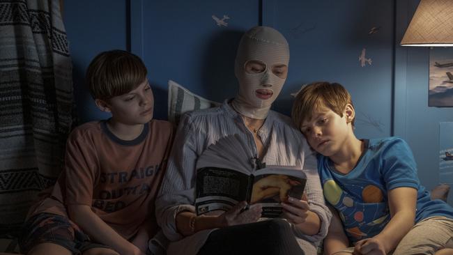 Australian actor Naomi Watts is superb as the mother, as are the American twins Cameron Crovetti and Nicholas Crovetti as her sons Elias and Lucas
