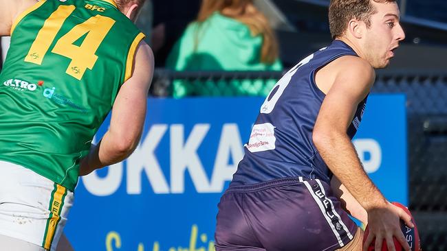 Billy Dickson bursts away from Baysie’s Hayden Schroeder on Saturday. Picture: Hotker’s Footy Photos.