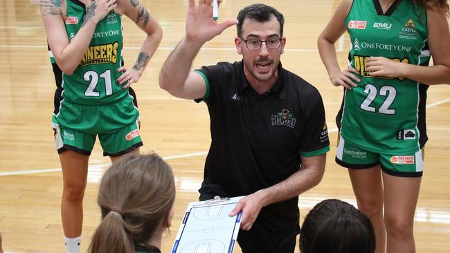 Matt Sutton coaching Mount Gambier's women's team in 2019. Picture: Sharnee Jones / Sharnee's Sports Photography