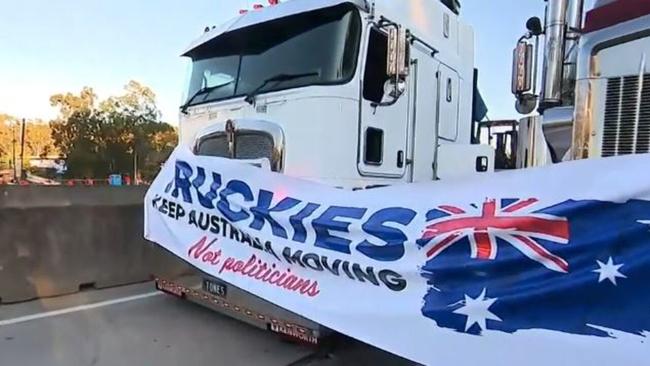 Truckies rally on the M1 as part of a protest against Queensland's mandatory vaccination requirement for essential workers. Picture: 9 News