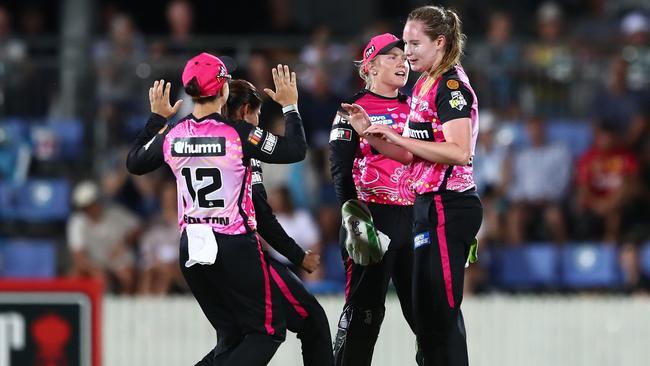 Lauren Cheatle was the pick of the Sixers bowlers.