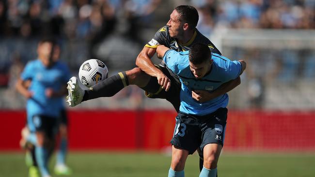 Macarthur FC’s Mark Milligan battles against Sydney FC’s Patrick Wood at Netstrata Jubilee Stadium. Picture: Getty Images
