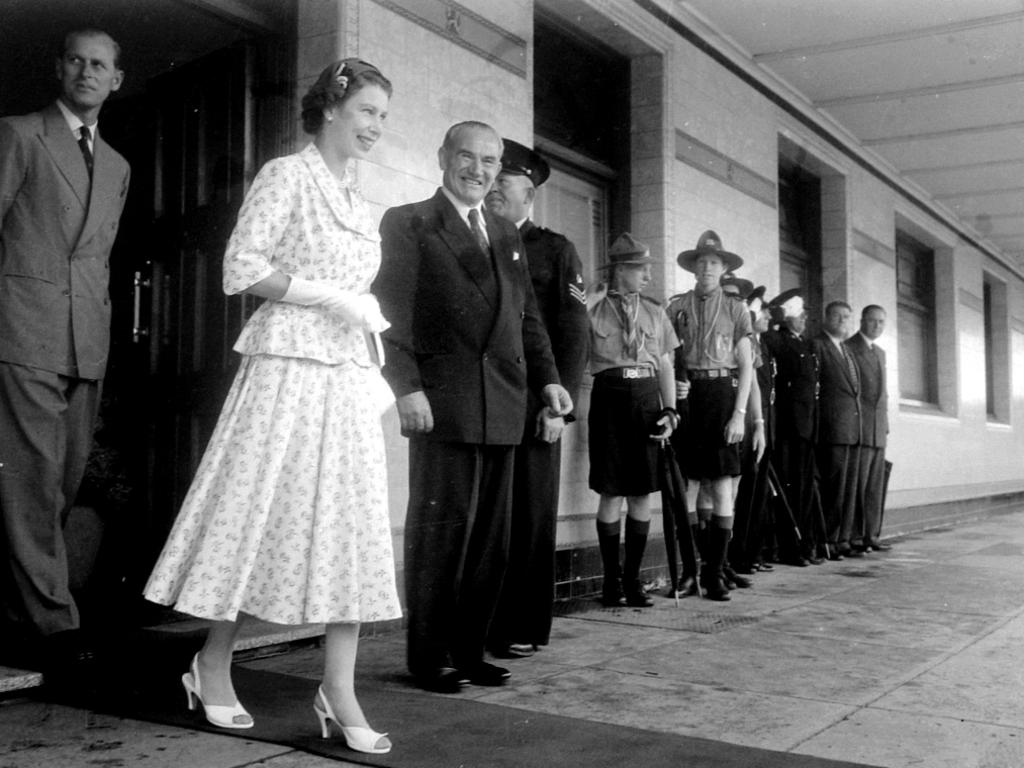 Historic: Royal Visits: Queen Elizabeth: 1954 Queen Elizabeth visit to Lismore in 1954 at the Gollan Hotel. Photo The Northern Star Archives