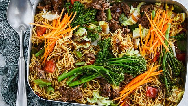 Healthy beef chow mein tray bake.