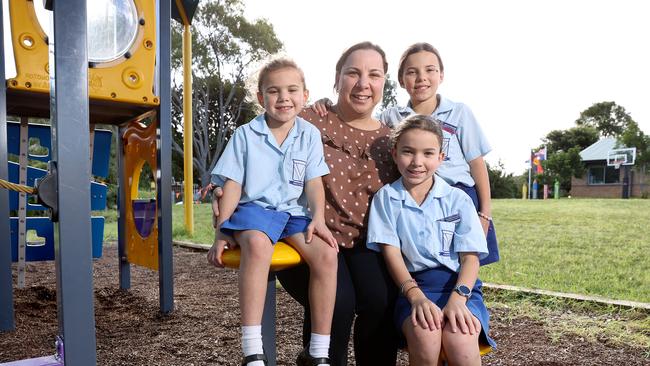 Mum Kalliope Polyronis is in favour of the idea, pictured with her daughters L-R Tiana 8, Areanthe 11 and Jemma 10 at Soldiers Settlement Public School. Picture: Toby Zerna