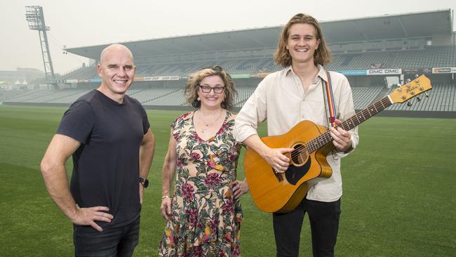 Fletcher Pillon (R) poses with Star 104.5FM presenters Rabbit and Julie Goodwin. Picture: Troy Snook