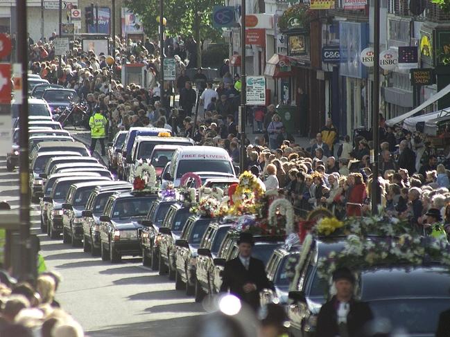 A crowd lined the route of funeral cortege for Reggie Kray in London, 11 October 2000.