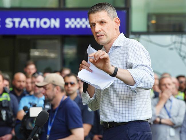 MELBOURNE AUSTRALIA - NewsWire Photos NOVEMBER 29, 2024: Wayne Gatt, the Chief Executive Officer of The Police Association Victoria addresses members outside Spencer Street headquarters amid an industrial dispute.Picture: NewsWire / Luis Enrique Ascui