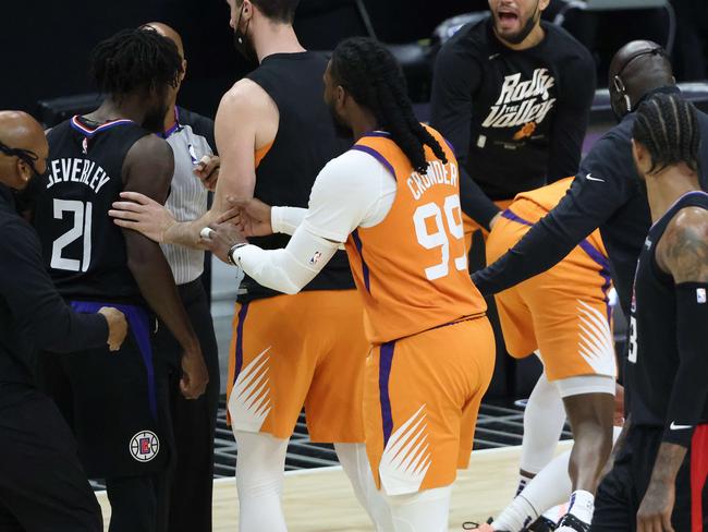 LOS ANGELES, CALIFORNIA - JUNE 30: Patrick Beverley #21 of the LA Clippers is held back after pushing Chris Paul #3 of the Phoenix Suns to the ground during the second half in Game Six of the Western Conference Finals at Staples Center on June 30, 2021 in Los Angeles, California. NOTE TO USER: User expressly acknowledges and agrees that, by downloading and or using this photograph, User is consenting to the terms and conditions of the Getty Images License Agreement.   Harry How/Getty Images/AFP == FOR NEWSPAPERS, INTERNET, TELCOS & TELEVISION USE ONLY ==