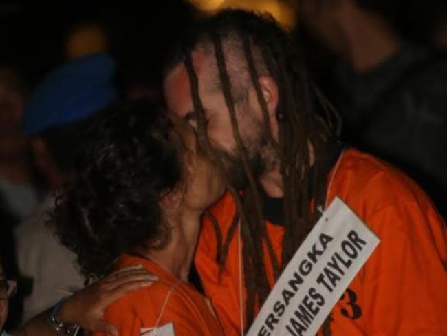 The accused couple share a kiss on Kuta Beach. Picture: Zul Edoardo.