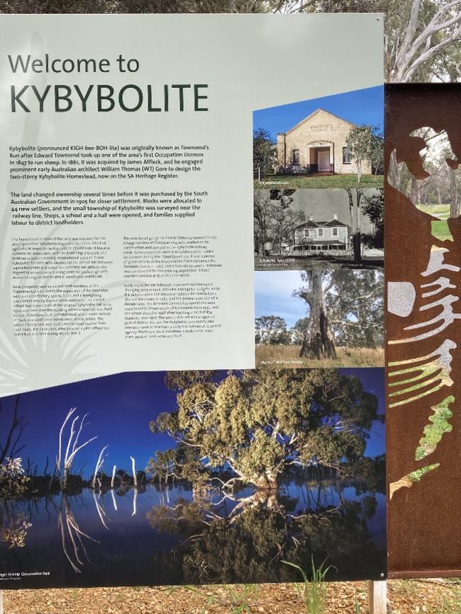 The welcome to Kybybolite sign.