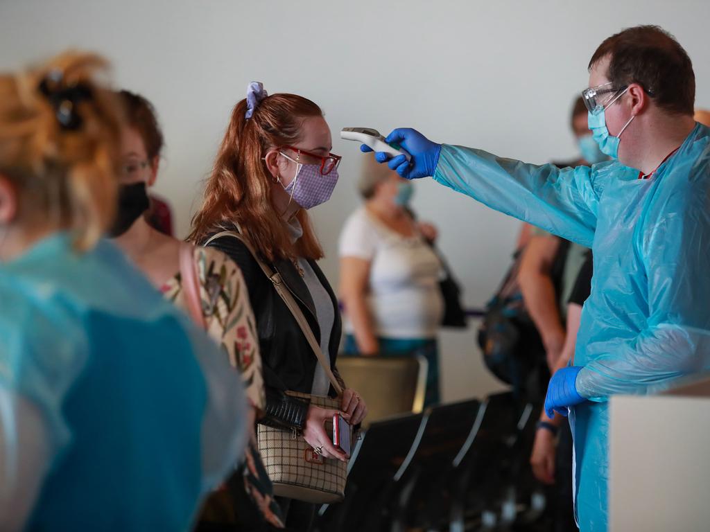 Genevieve Le Ban subit un dépistage Covid à l'aéroport de Sydney aujourd'hui.  NSW Health contrôle tous les vols en provenance du Queensland.  Image : Justin Lloyd