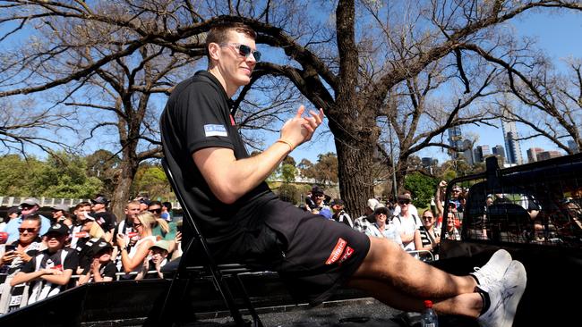 Mason Cox shows his support to the crowd. Picture: Robert Cianflone/Getty Images