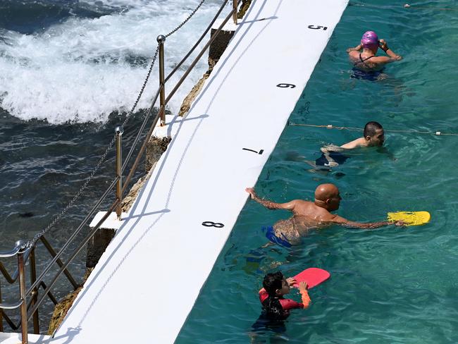 SYDNEY, AUSTRALIA - NewsWire Photos, OCTOBER, 23, 2021: Members of the public are seen at the Bondi Icebergs in Sydney.  Picture: NCA NewsWire/Bianca De Marchi