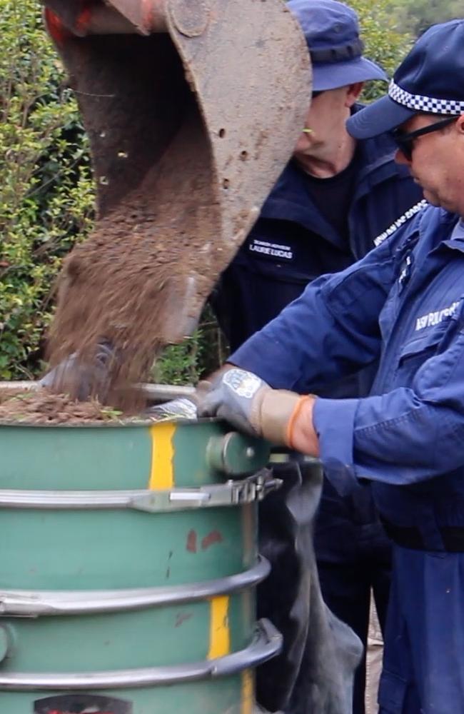 Police searching for remains in bushland at Figtree. Picture: NSW Police