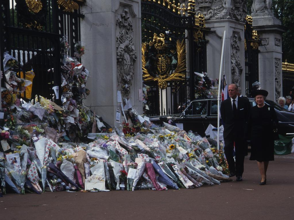 Tributes to Diana outside Buckingham Palace on the day of her funeral – September 6, 1997. Picture: Getty Images