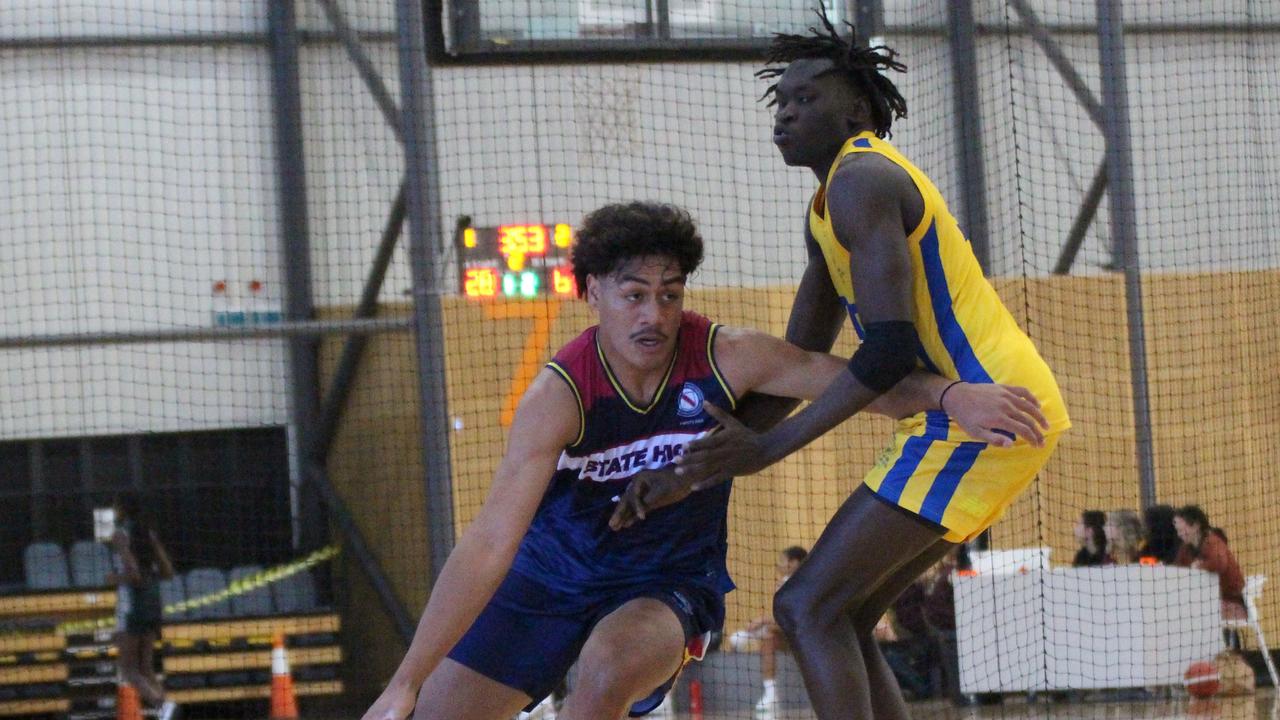 Sam Geu defending Roman Siulepa. CBSQ Day 1 boys action between Brisbane State High and Toowoomba Grammar, September 14, 2023.