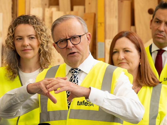 ADELAIDE/ KAURNA YARTA, AUSTRALIA - NewsWire Photos JANUARY 17, 2024: Minister for Planning, Housing & Urban Development Nadia Clancy, the Prime Minister Anthony Albanese, Member for Boothby, Louise Miller-Frost and South Australian Minister for Education, Training and Skills, Blair Boyer at a media conference at the TAFE SA facility at Tonsley. Picture: NCA NewsWire / Morgan Sette