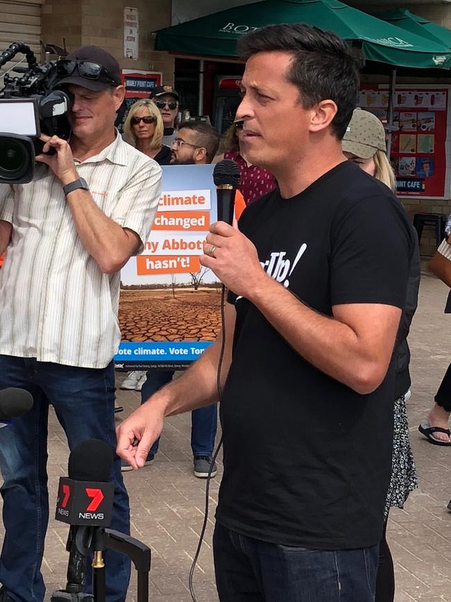 GetUp national director Paul Oosting speaks to volunteers in the federal electorate of Warringah in April. Picture: Jim O'Rourke