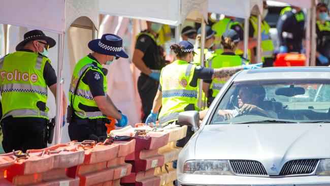 Victoria Police talk to drivers at a checkpoint on the Echuca-Moama bridge. Picture: Mark Stewart