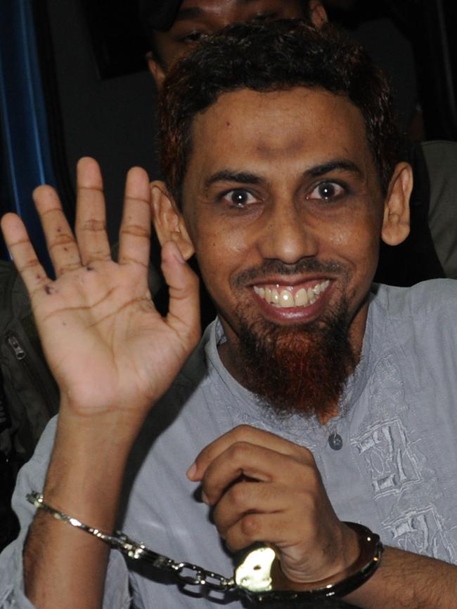 Indonesian militant Umar Patek arrive in handcuffs and escorted by armed police commandos at the Jakarta court on April 19, 2012. Patek was convicted as a bombmaker of the deadly 2002 Bali Bombings and has since been granted parole. AFP PHOTO / ROMEO GACAD