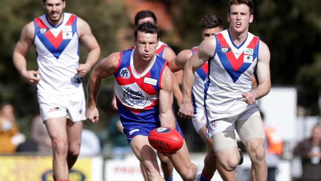 Brent Harvey in action for North Heidelberg.