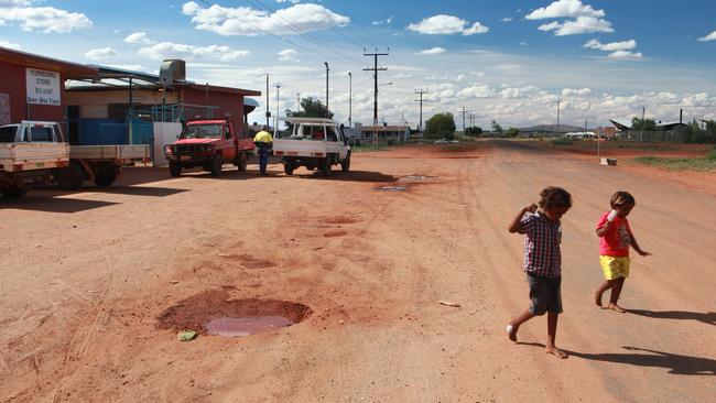 Children on the main street at Yuendumu.