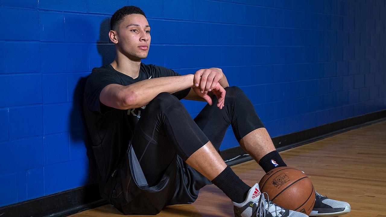 NBA star Ben Simmons' defiantly wears camo pants as he jets into