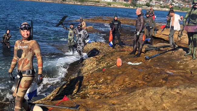 Sans Souci Dolphins Spearfishing Club members fishing in the eastern suburbs.