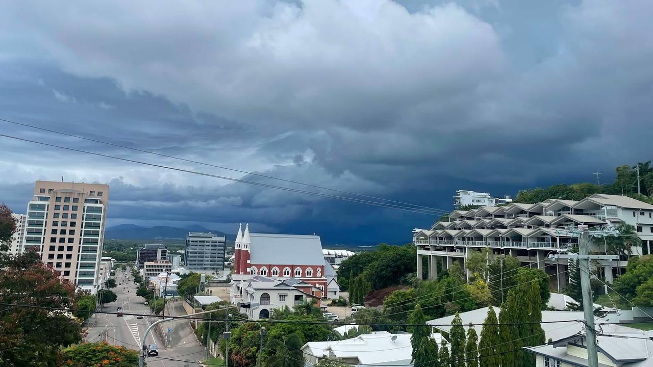 Severe thunderstorm warning for ‘large hailstones’, wind and rain