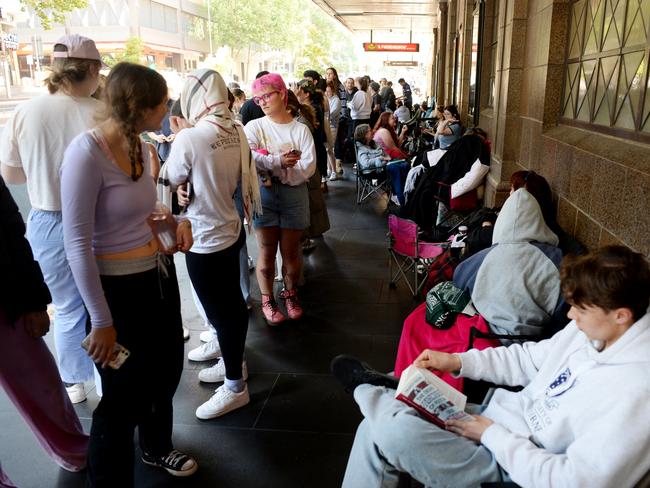 MELBOURNE, AUSTRALIA - NCA NewsWire Photos - 10 NOVEMBER, 2023: Taylor Swift fans queue for tickets outside Ticketek on Exhibition Street. Picture: NCA NewsWire / Andrew Henshaw