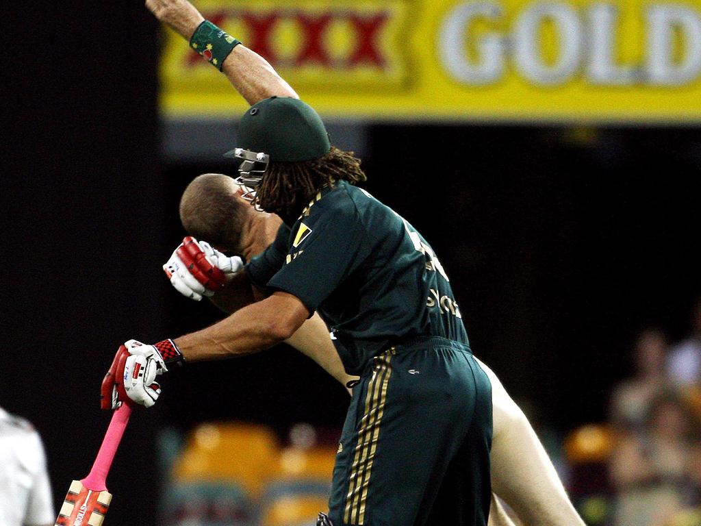 Andrew Symonds affronte le streaker Robert Ogilvie en 2008.