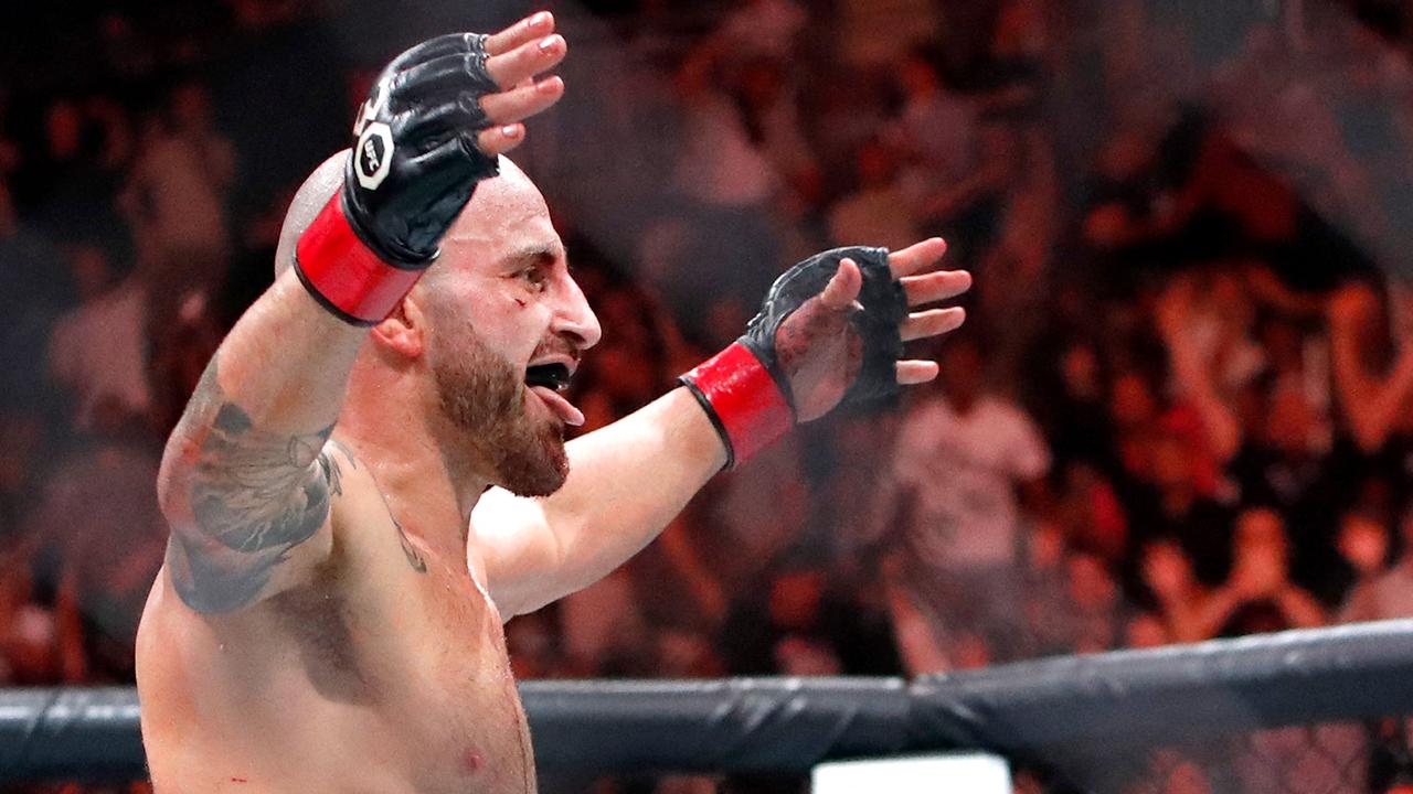 LAS VEGAS, NEVADA - JULY 08: UFC featherweight champion Alexander Volkanovski celebrates after defeating interim featherweight champion Yair Rodriguez during UFC 290 at T-Mobile Arena on July 08, 2023 in Las Vegas, Nevada. Volkanovski retained his title with a third-round TKO. Steve Marcus/Getty Images/AFP (Photo by Steve Marcus / GETTY IMAGES NORTH AMERICA / Getty Images via AFP)