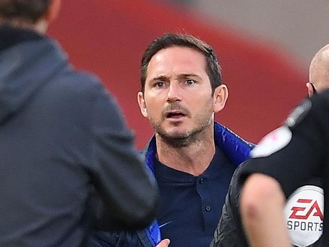 Chelsea's English head coach Frank Lampard (2R) and Liverpool's German manager Jurgen Klopp (L) argue on the touchline during the English Premier League football match between Liverpool and Chelsea at Anfield in Liverpool, north west England on July 22, 2020. (Photo by Laurence Griffiths / POOL / AFP) / RESTRICTED TO EDITORIAL USE. No use with unauthorized audio, video, data, fixture lists, club/league logos or 'live' services. Online in-match use limited to 120 images. An additional 40 images may be used in extra time. No video emulation. Social media in-match use limited to 120 images. An additional 40 images may be used in extra time. No use in betting publications, games or single club/league/player publications. /