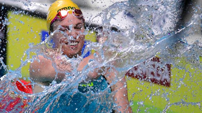 Emily Seebohm has won her second successive world title in the 200m backstroke.