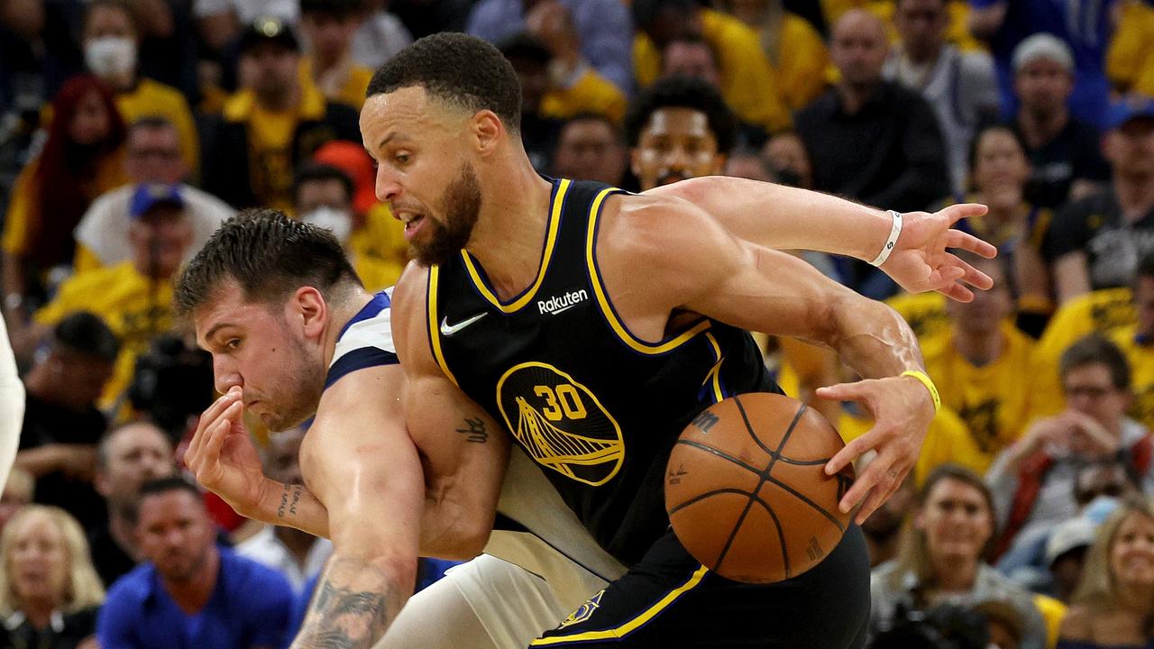 SAN FRANCISCO, CALIFORNIA - MAY 18: Stephen Curry #30 of the Golden State Warriors fights for the ball against Luka Doncic #77 of the Dallas Mavericks during the second quarter in Game One of the 2022 NBA Playoffs Western Conference Finals at Chase Center on May 18, 2022 in San Francisco, California. NOTE TO USER: User expressly acknowledges and agrees that, by downloading and or using this photograph, User is consenting to the terms and conditions of the Getty Images License Agreement. Harry How/Getty Images/AFP == FOR NEWSPAPERS, INTERNET, TELCOS &amp; TELEVISION USE ONLY ==