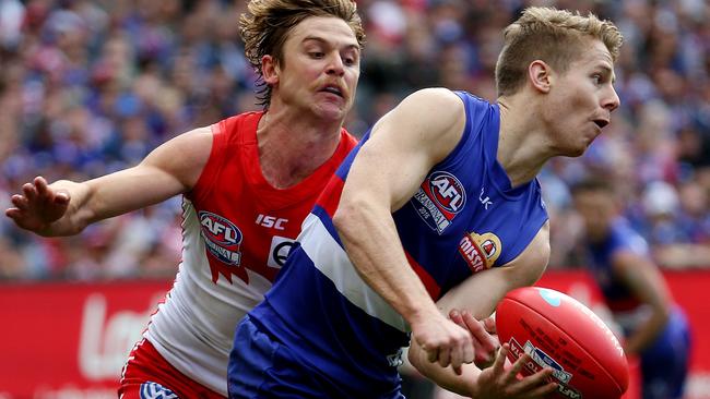 Lachie Hunter loves to dish it out by hand. Picture: Colleen Petch