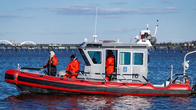 A rescue craft patrols the shores of the Potomac River Saturday near the crash site of the U.S. Army Black Hawk helicopter and American Airlines Flight 5342. Picture: Samuel Corum / Getty Images