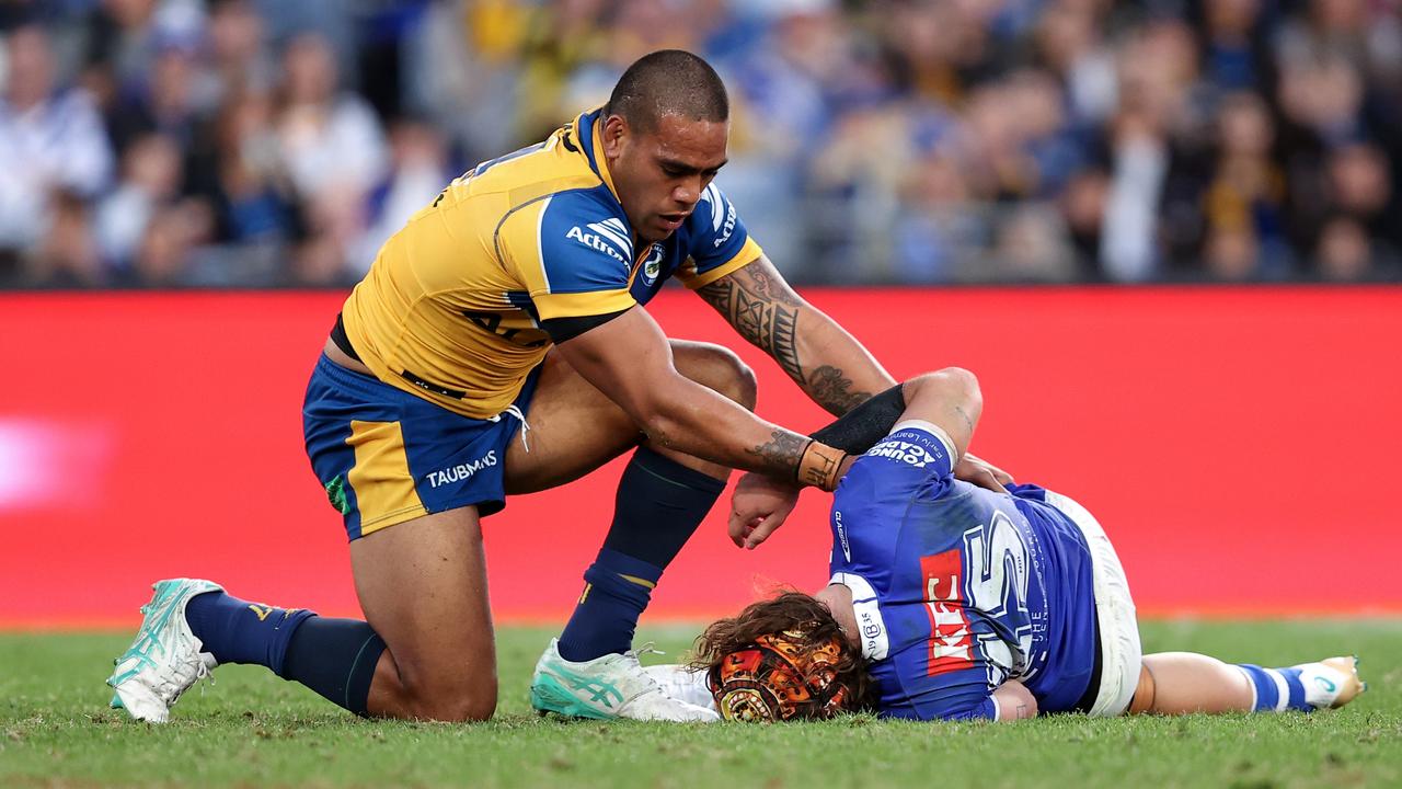 Joe Ofahengaue checks on Josh Curran. Photo by Brendon Thorne/Getty Images.