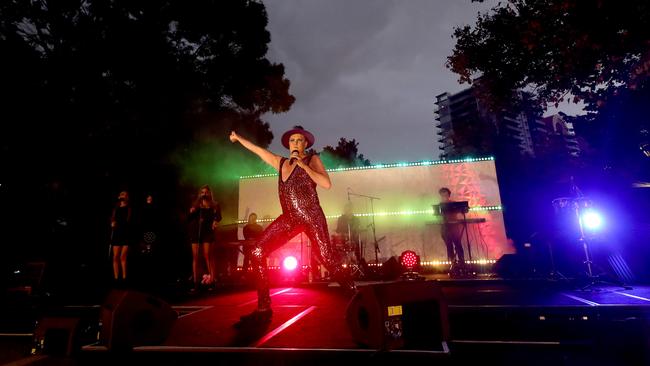 Hans put on the free concert for the quarantined travellers at the Pullman. Picture: Kelly Barnes/Getty Images)