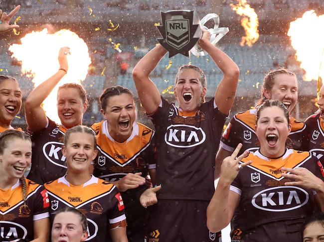 SYDNEY, AUSTRALIA - OCTOBER 25: Ali Brigginshaw of the Broncos holds aloft the Premiership trophy as she celebrates with team mates after winning the NRLW Grand Final match between the Brisbane Broncos and the Sydney Roosters at ANZ Stadium on October 25, 2020 in Sydney, Australia. (Photo by Cameron Spencer/Getty Images) *** BESTPIX ***