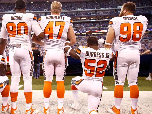 INDIANAPOLIS, IN - SEPTEMBER 24: Members of the Cleveland Browns stand and kneel during the national anthem before the game against the Indianapolis Colts at Lucas Oil Stadium on September 24, 2017 in Indianapolis, Indiana.   Andy Lyons/Getty Images/AFP == FOR NEWSPAPERS, INTERNET, TELCOS & TELEVISION USE ONLY ==